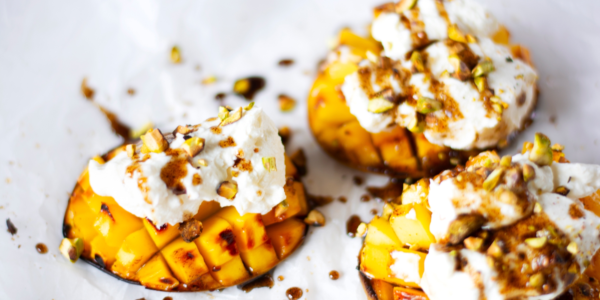 Gegrillte Mangos mit Ricotta