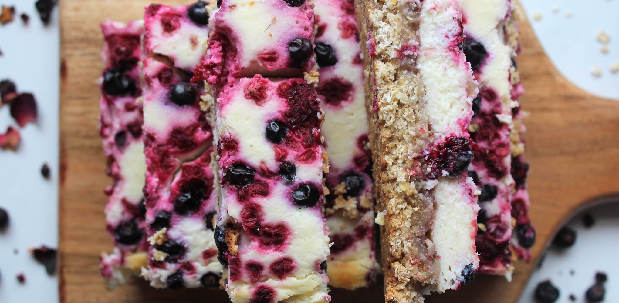 Berry Cheesecake Bars –