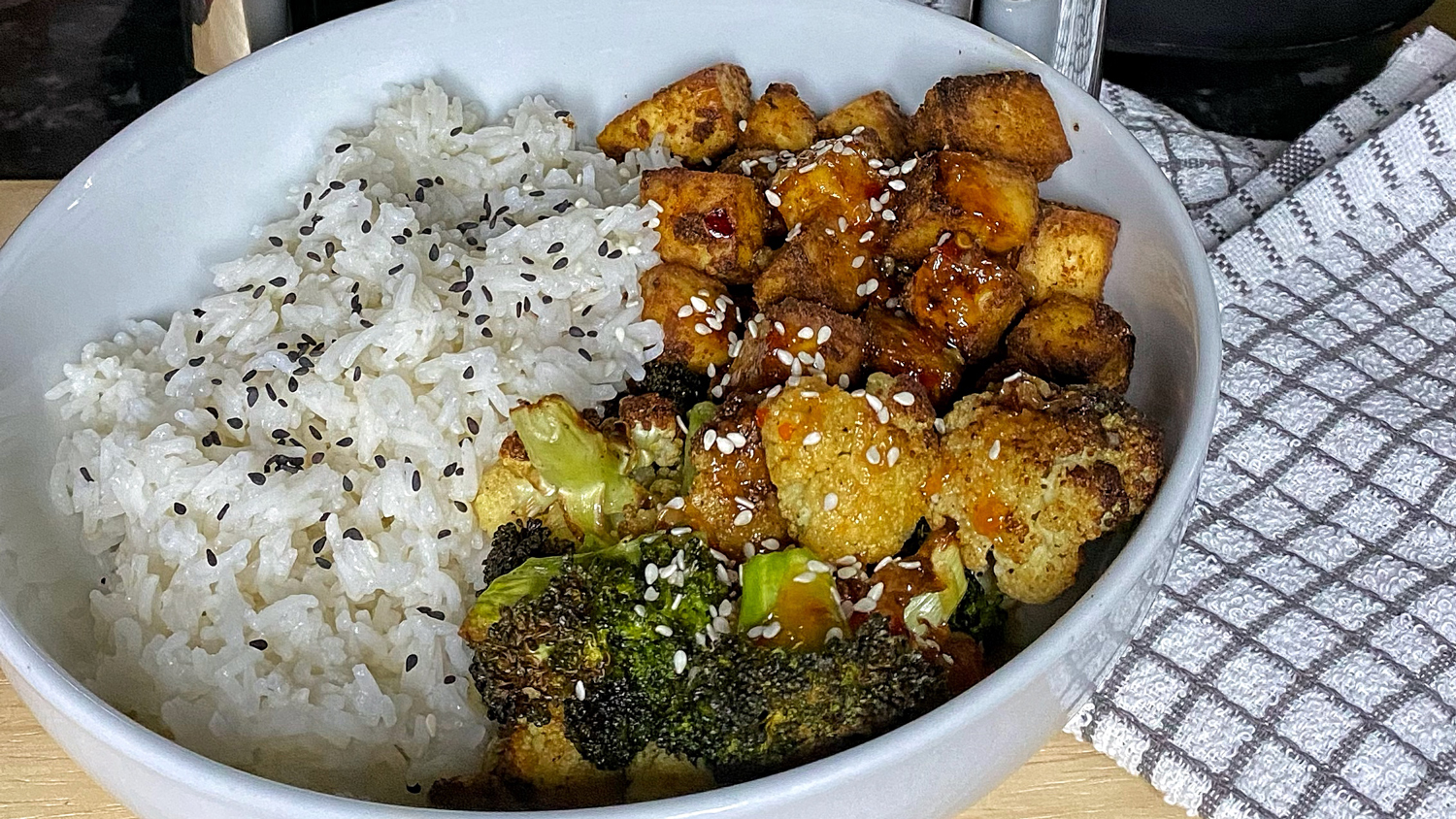 Tofu de chile dulce con coliflor y brócoli asados