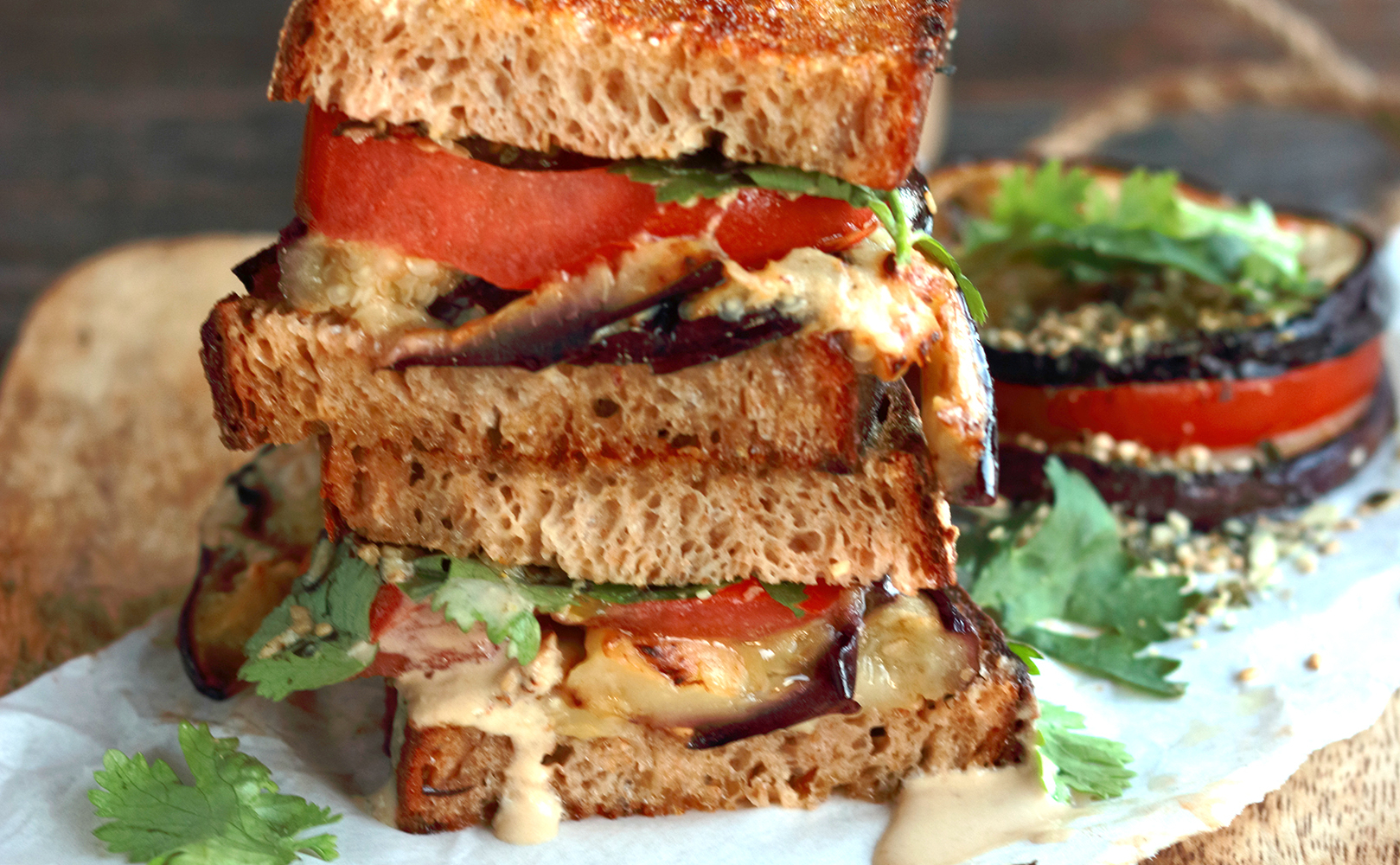 Dinkelbrot mit gegrillter Aubergine, Koriander & Tahinisauce