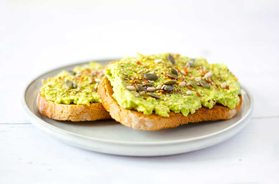 Avocat écrasé sur un toast